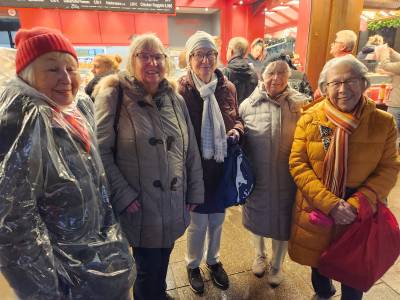 23.11.2023 Besucherinnen des Weihnachtsmarktes Dortmund