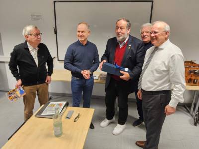 28.01.2025 Sicher im Alter
Schatzmeister Dr. Robert Theien berreicht das Gastgeschenk