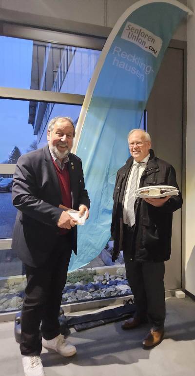 28.01.2025 Sicher im Alter
Schatzmeister und Vorsitzender vor der neuen Beachflag der Seniorenunion